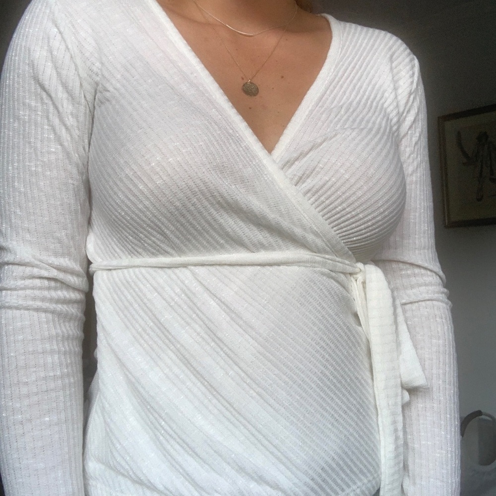 White v-neck long sleeve with belt